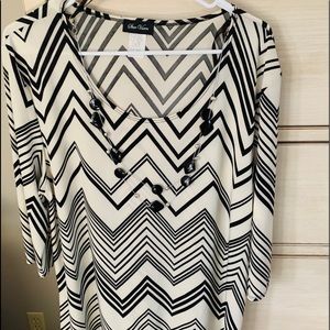 Black & White Blouse w/necklace. 1x